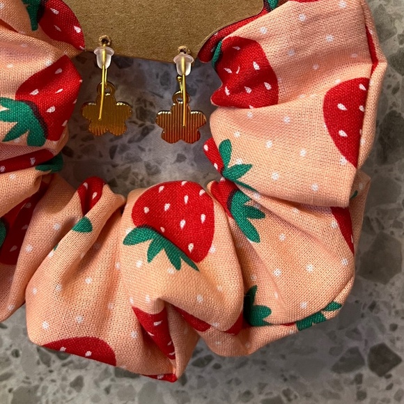 Handmade Strawberrry Print Scrunchie with matching Flower Earrings - Picture 7 of 8